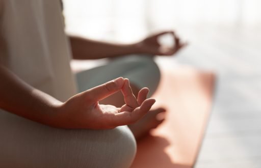 close-up-kid-meditant-sur-tapis